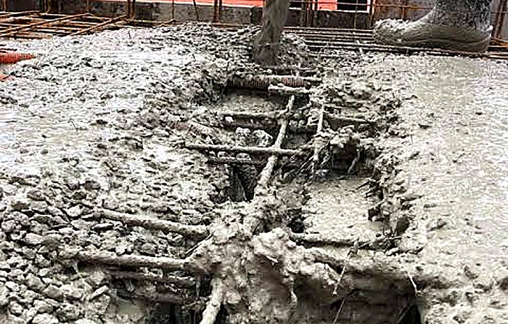 Concreto sendo aplicado sobre armadura